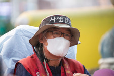 355일만에 밟은 땅, 김용희 해고노동자 고공농성 종료
