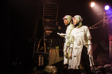 친절하고 유쾌한 아라발의 재해석, 연극