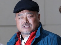 김흥국, 선배 가수 폭행 혐의로 조사