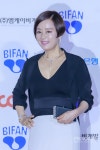 레드카펫을 밟으며 입장하는 배우 장미희