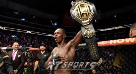 UFC 276 미들급 챔피언 이스라엘 아데산야의 승리에 유명 영화배우까지