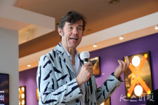 독특한 세계를 선보이는 디자이너, 스테판 사그마이스터《Now is Better : 지금이 더 낫다》