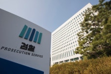 "내가 기소한 사건 형량 줄여줄게" 뒷돈 받은 전직 검사 실형