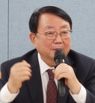 "보수단체 추대에서 기회주의적 변신까지"…이석연의