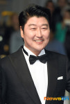 송강호, 올해를 빛낸 영화배우 1위…2년만 다시 최정상