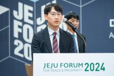 "외교관의 꿈 어린아이, 공무원 돼