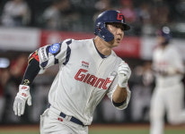 타격 출중한 이정훈 롯데 1루수 꿰찰까