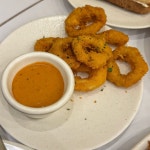 도랏커피 | 있는 도랏맛집입니다⠀ 베이컨 잔뜩 올라간 크리미한 파스타가 너무... 🫨(얘도 추천..)⠀ 커피도 1,500원 혜자라 풀코스로 즐겨도 만원이...