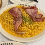 도랏커피 | 있는 도랏맛집입니다⠀ 베이컨 잔뜩 올라간 크리미한 파스타가 너무... 🫨(얘도 추천..)⠀ 커피도 1,500원 혜자라 풀코스로 즐겨도 만원이...