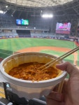 사계절카레&테이스트오브비엣&빨봉분식 | 고척돔 야구장이서 먹는 빨봉분식! 치즈떡볶이 카레향이나는 스타일로 맛있게 잘먹음! 아이들도 좋아했어요. #오늘여기클립#빨봉분식#고척돔...