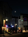 진주랑크레신식당 | 퇴근 후 🌙 명훈이형, 진주랑 골목 작은 식당에서 저녁. 가로등 불빛 아래 웃음소리 덕분에 하루가 참 따뜻해졌다.