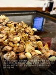찬이네돼지부속철판구이 | 넓다란 철판에 빗소리 마냥 치직거리며 구워 먹는 돼지 부속구이. 모란시장의 그것과 같지만 훨씬 위생적이고 신선하다. 다른 부속고기집에서...