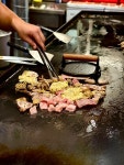 찬이네돼지부속철판구이 | 넓다란 철판에 빗소리 마냥 치직거리며 구워 먹는 돼지 부속구이. 모란시장의 그것과 같지만 훨씬 위생적이고 신선하다. 다른 부속고기집에서...