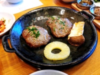 담양애꽃은 고지넉한 한옥 정취 속에서
담양 떡갈비 맛을 즐길 수 있는 곳이다.
방문할때마다 부모님을 모시고 가고 싶은
전남 담양의 현지인...