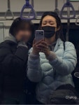 📍스키복을 일상복처럼, 차정원 경량패딩 어때 차정원은 스카이 블루 컬러의 피크퍼포먼스 힐리움 다운 후드자켓으로 스키복 스타일 경량...
