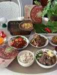 1974직화파불고기옷박골 | 갈비탕부터 직화 불고기 2종까지 모두 ‘손이 거의 안 가는 수준의... 잡내 없이 깔끔한 국물이라 후추·파·계란지단만 살짝 더 얹어도 풍미가 확...