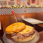 세븐패티버거 송파점(sevenpattyburger songpa) | 소고기 패티가 찐입니다!! 내부 분위기도 좋아서 데이트하기에도 굿!!🧡 #송리단길 #세븐패티버거 #송리단길맛집 #송리단길버거 #송파맛집