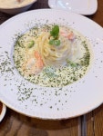 조용하고 예쁜 카페를 찾다가 우연히 들어갔는데, 분위기도 좋고 음료랑 음식도 모두 맛있게 먹었어요~! #오늘여기클립