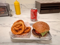 #오늘클립챌린지 오픈 키친에서 바로 만들어 더 맛있는 The Cubby’s 버거 육즙 가득한 패티에 참깨 듬뿍 번, 여기에 바삭한 어니언 링까지...