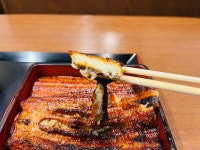 마리가 밥 위에 통째로 겹쳐서 나오는 정갈한 최고급 한상 차림! • 겉은 바삭하고 살은 입안에서 녹아내릴 만큼 부드러운 겉바속촉의 정석....