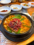 비비소 식당에서 4명이 함께 한우육회짬뽕국밥 4개와 돈까스 1개를 주문했어요. 육회와 얼큰한 짬뽕국밥의 조합이 정말 색다르고 매력적이었는데...