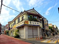 안마산온누리약국 | 온누리 경성약국 📞242-4212 1번 사진: 2020년 9월 2번 사진: 2026년 7월 📍창원시 마산합포구 반월북1길 10 1980년대에 이 자리에...
