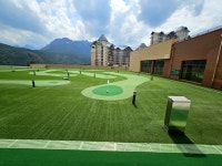 ⛳️ 리조트 1층에 미니 파크골프장이 있다고? ✅ 울산바위 뷰 보면서 즐기는 파크골프 코스 ✅ 잔디 디자인부터 곡선까지 감각적인 굴곡...
