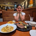 (유)아웃백스테이크하우스코리아 하남스타필드점 | 정말 맛있는 스테이크가 땡겨서 근본인 아웃백 하남스타필드점에 왔어요🩷 직원 분들도 친절하시고 파스타, 샐러드,식전빵, 스테이크까지 정말...