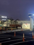 양방향 처인 휴게소 길치에게는 차잃고(?) 길 잃기 좋은곳 3층으로 되있어서 넓고 깔끔, 전기차 충전기자리도 많고 스타벅스도 있습니다....