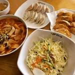 수원 현지인 맛집하면 빠지지 않는 보용만두 튀김만두와 쫄면이 진짜 맛있는 곳이에요 우동은 친구랑 도전해봤는데 삐빅-x 쫄면을 더 강추합니다...