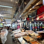 윤가네YHJ와이에이치제이햅쌀김밥 | 신매시장 윤가네김밥, 여긴 진짜 김밥 속재료에 진심인 곳! 🍙 밥은 거들 뿐, 알차게 꽉꽉 채운 단면 비주얼 좀 보세요. 칼칼한 오뎅 국물 한 컵...