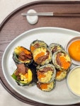 마음한줄김밥집반여 | ㄴ분홍소시지가 한 줄 남아 있어서 필러로... 비워지니, 마음이 편안하네요🫶 행복한 연휴... 드셔요:)🧡 #김밥 #분홍소세지 #분홍소세지김밥...