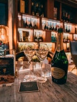 럼푸스룸(RUMPUS ROOM) | 몬드리안 서울 이태원 2층에 위치한 '럼퍼스룸(Rumpus Room)' 어떠신가요? 🥂 들어가는 순간부터 화려하고 감각적인 인테리어에 시선 강탈...