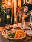 럼푸스룸(RUMPUS ROOM) | 몬드리안 서울 이태원 2층에 위치한 '럼퍼스룸(Rumpus Room)' 어떠신가요? 🥂 들어가는 순간부터 화려하고 감각적인 인테리어에 시선 강탈...