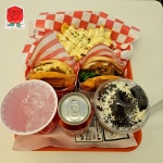 와규쉬림프 버거, 갈릭버터 프라이즈까지 맛있게 먹었어요! 오레오 쉐이크랑 같이 먹으니 조합 최고에요 #트러플머쉬룸 #와규쉬림프...