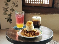 시골에 놀러온듯한 정겨운 분위기 속 재료 하나하나 수제로 만들어낸 맛있는 디저트와 커피들 드라이브할겸 가기좋았던 "이층카페"