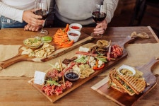 PICNIC TIME NFL 장인 24인치 아카시아 샤르퀴트리 보드 (원목 엣지) 치즈 서빙 플래터 : 제이Market