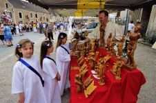 전통 궁수축제의 세바스티안 성인 밀납조각 판매 상인