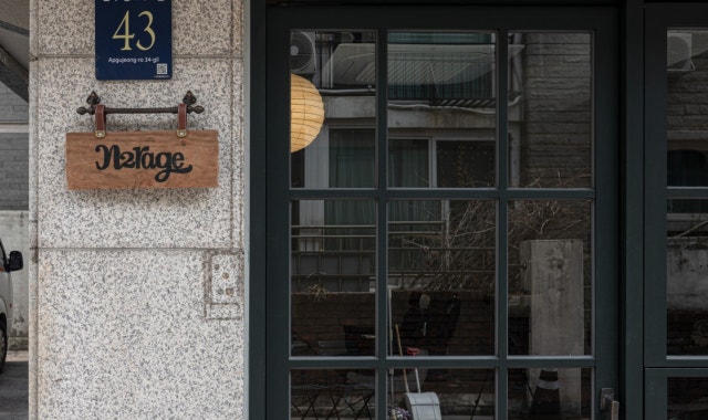 Entourage Barbershop Apgujeong Branch