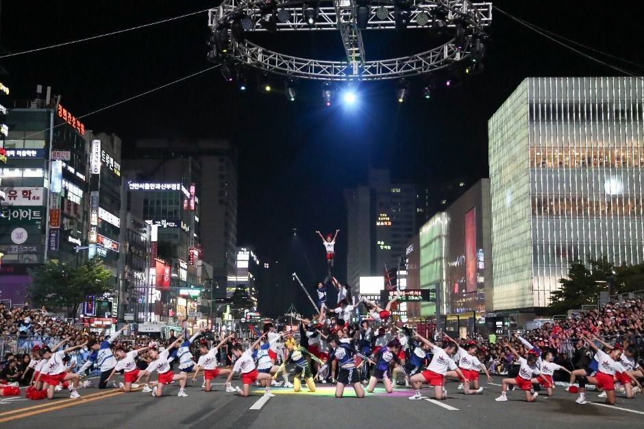 천안 흥타령 춤축제 거리 퍼레이드 광경