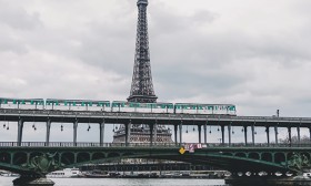 파리에서 에펠탑 찾기