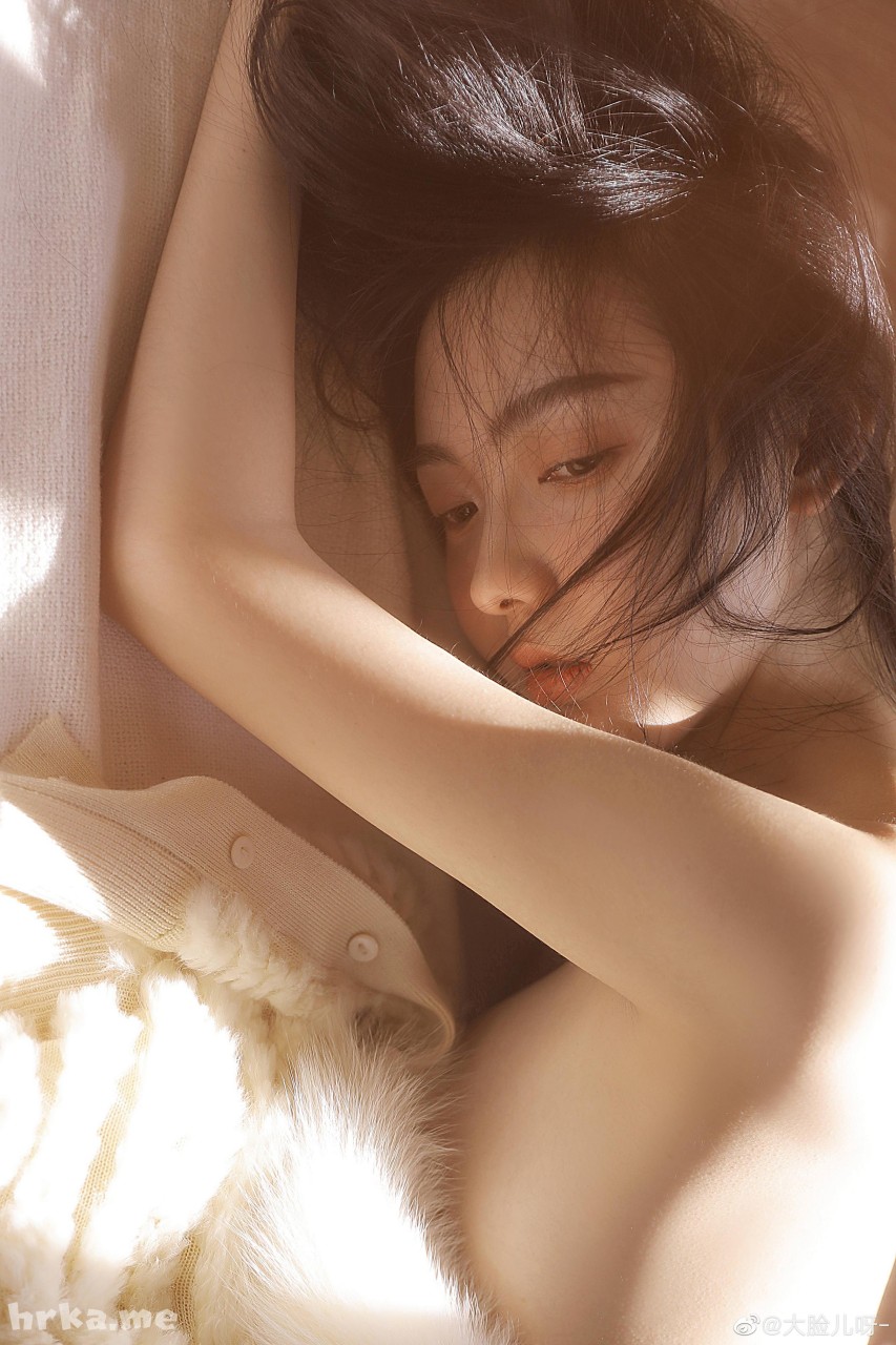 微博@大脸儿呀-：这种私房写真太让人着迷了