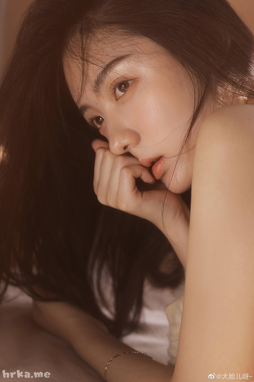 微博@大脸儿呀-：这种私房写真太让人着迷了
