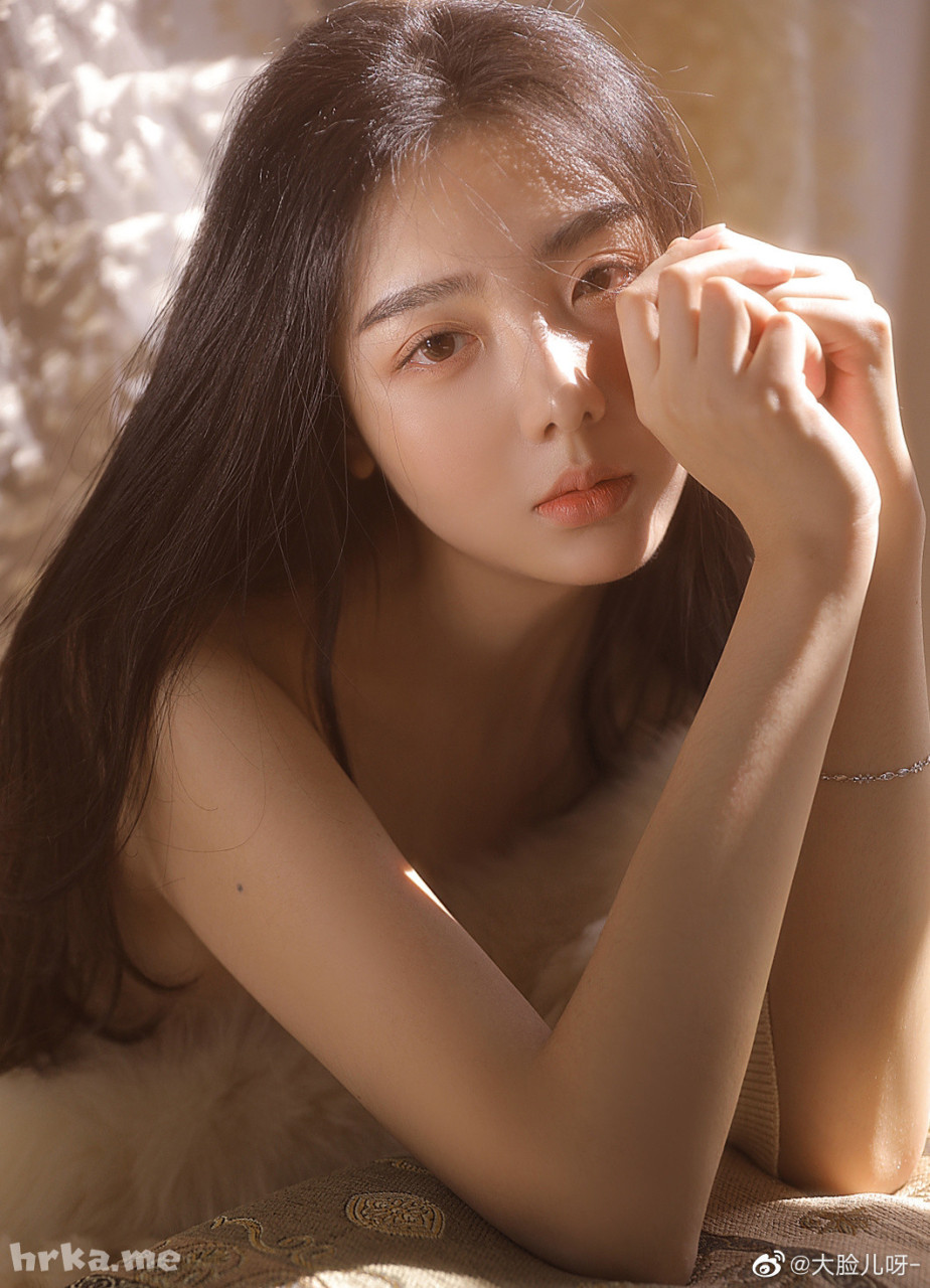 微博@大脸儿呀-：这种私房写真太让人着迷了