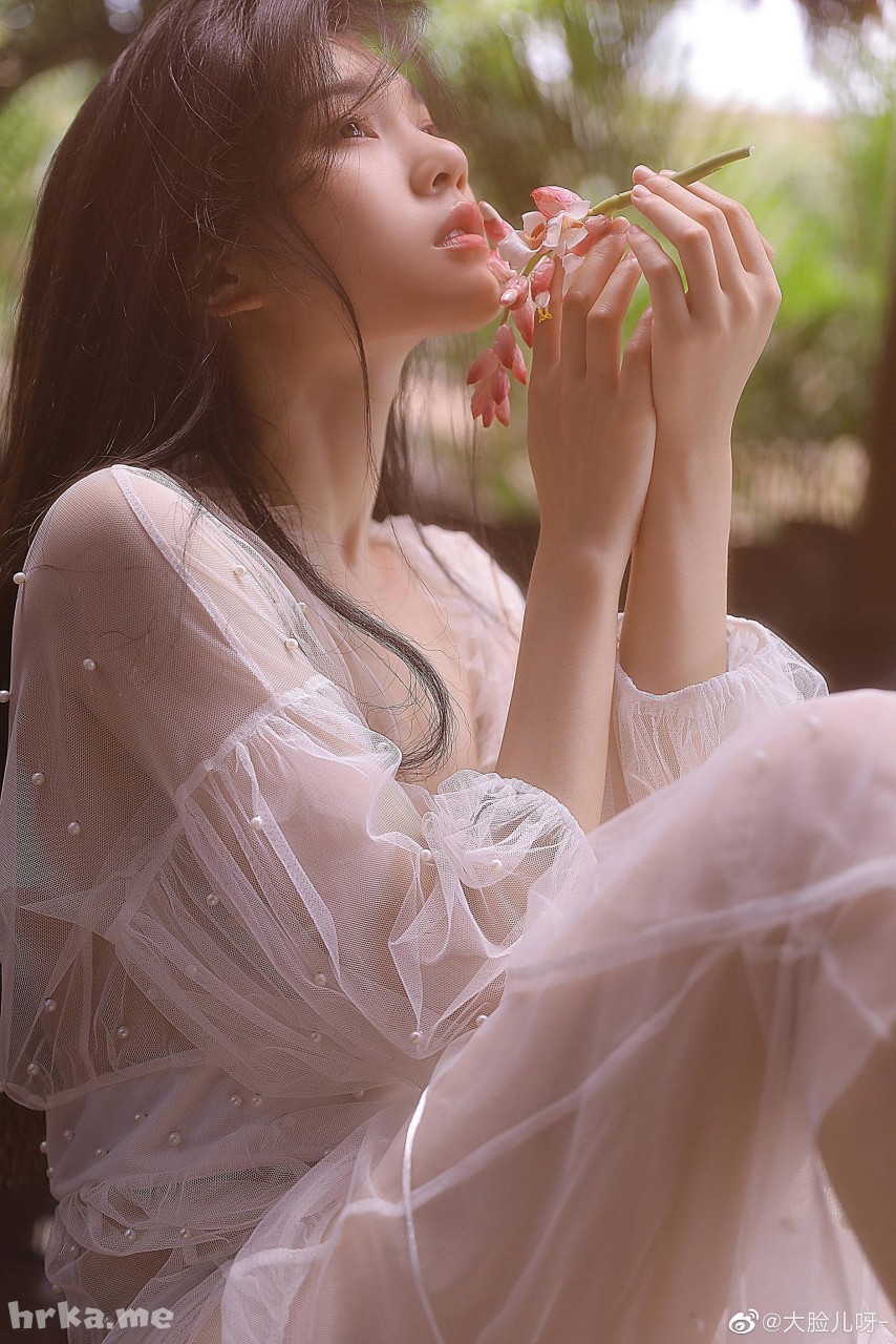 微博@大脸儿呀-：这种私房写真太让人着迷了