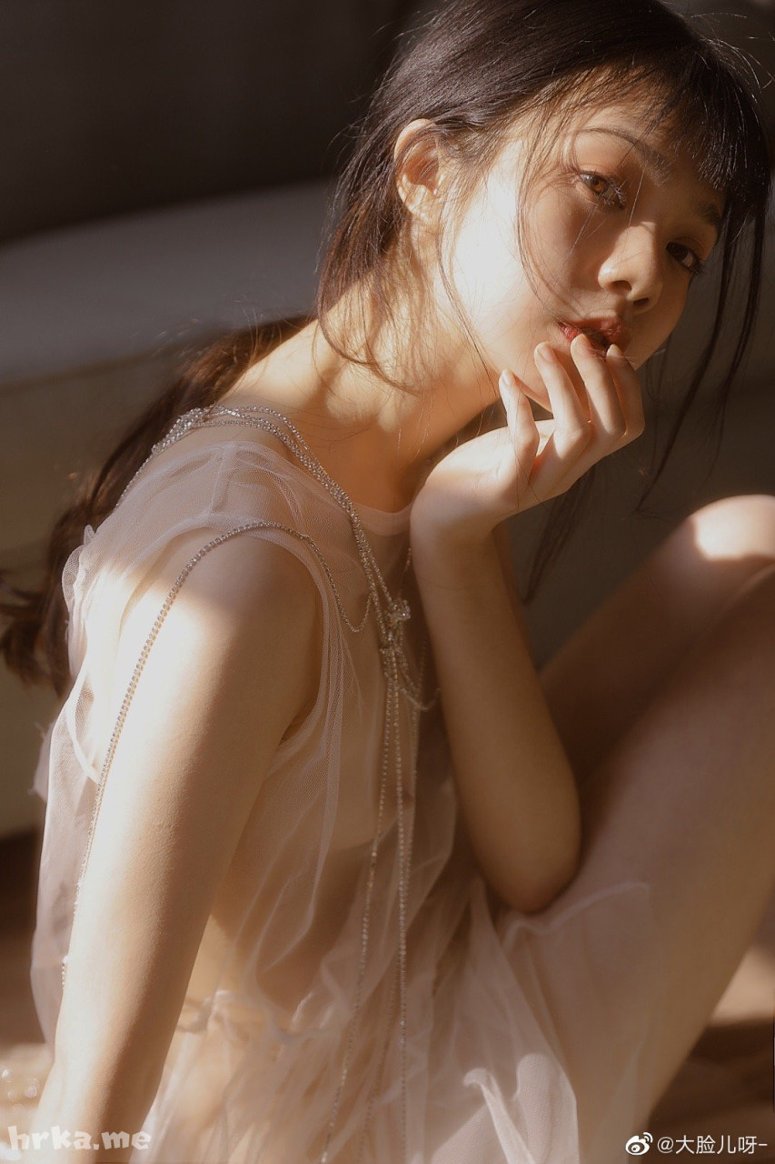 微博@大脸儿呀-：这种私房写真太让人着迷了