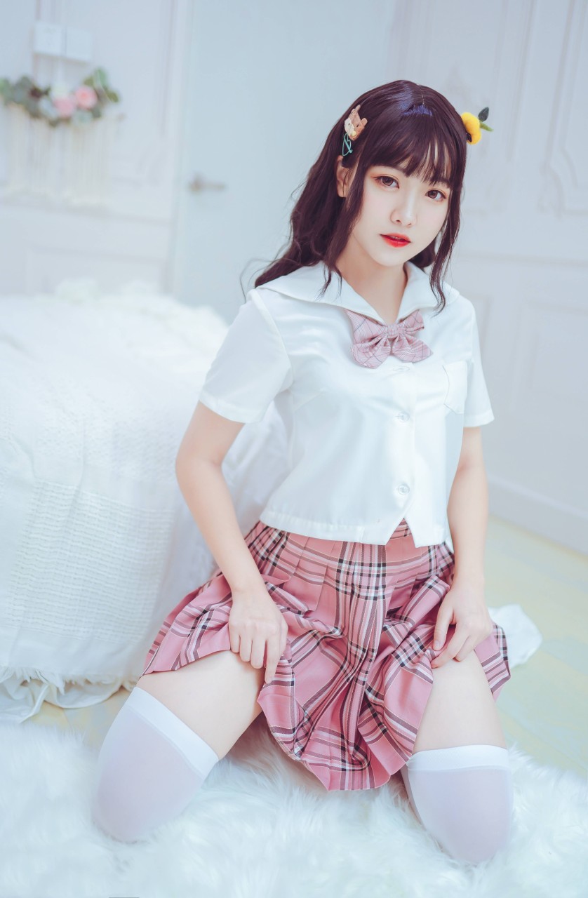 lovely呆玄:过膝白丝主题写真美图-觅爱图