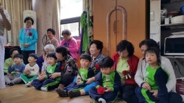 산정동 ‘좋은친구 어린이집’ 어린이들, 할아버지 할머니께 직접 만든 카네이션 달아드렸어요 - 목포시 산정동 ‘좋은친구 어린이집’ 어린이들... 