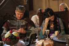 외방커뮤니티 > 헐리우드 > 항상 책을 들고 읽고있는 케이티 맥그라스.jpgif