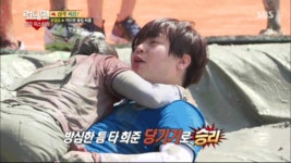 뽐뿌:연예인포럼 - 런닝맨에서 사심 채우는 문희준.gif 런닝맨에서 사심 채우는 문희준.gif